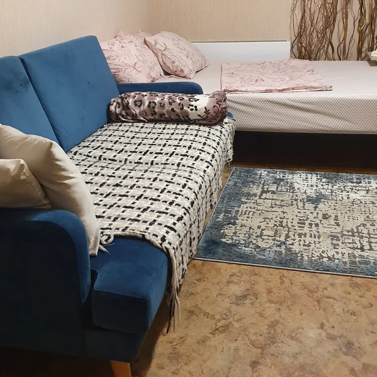 Комната в 3х комнатной квартире для девушки