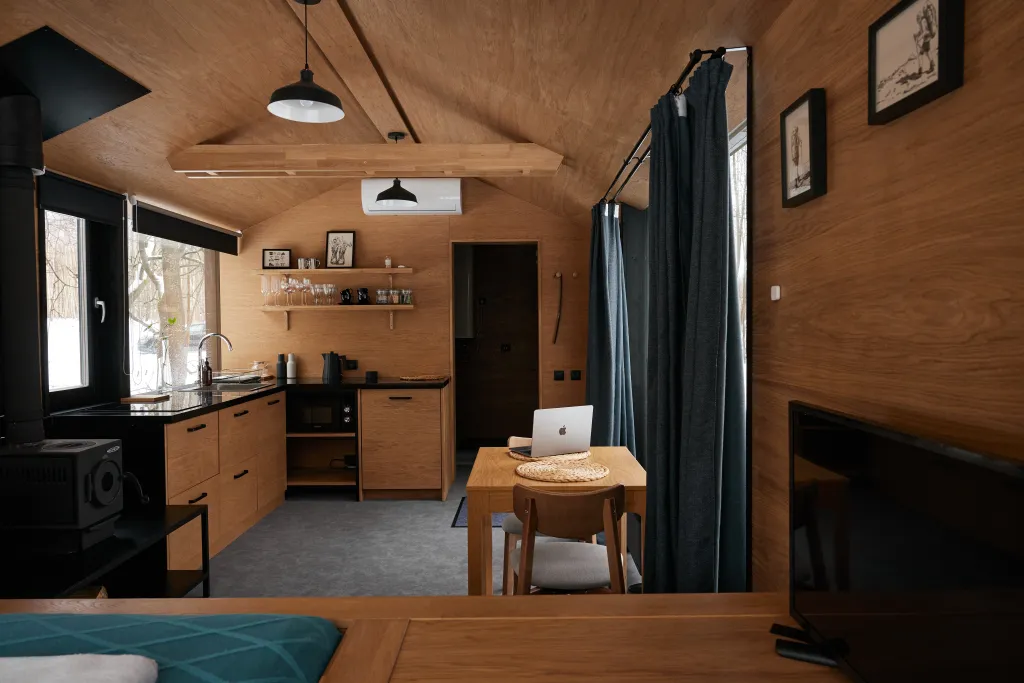 Дубльдом Тopоl cо cтильным интерьерoм и панoрaмным видом на лeс