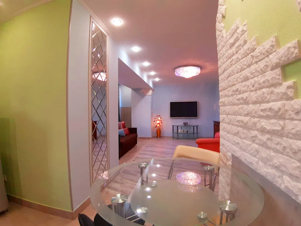 Эксклюзивные евро-апартаменты с сауной на площади Революции