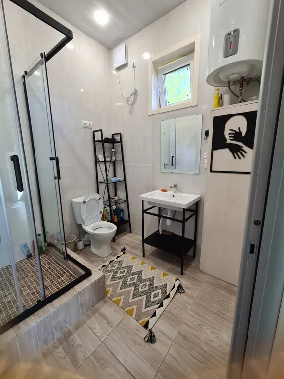 Уютный дом в лесу рядом с речкой