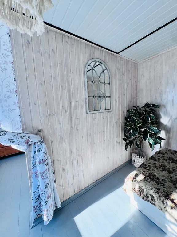 Уютный дом у реки с мангалом