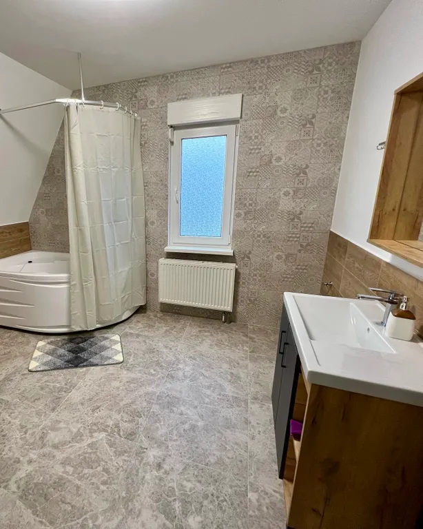 Живописная усадьба в лесу у озера