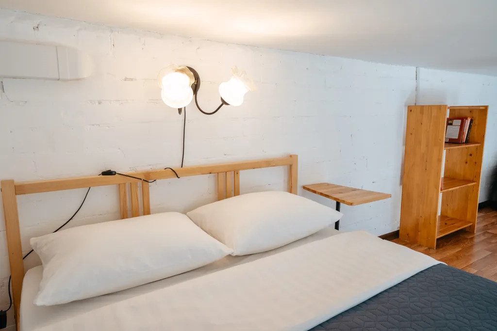 Двухуровневый дизайнерский лофт на берегу озера