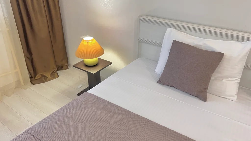 Проживание возле бювета и городского озера с видом из окна на гору