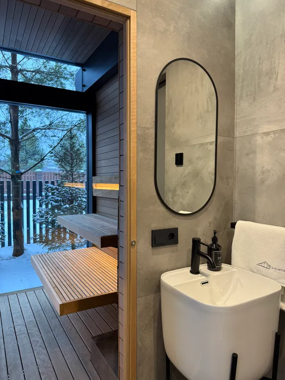 Премиальный загородный дом с теплым бассейном, на берегу