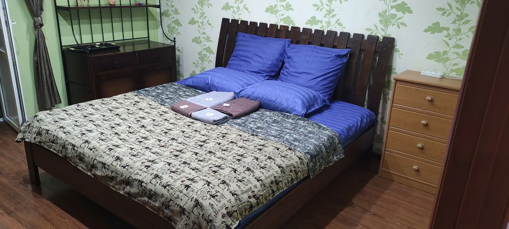 1-комнатная квартира в центре Макеевки с большой кроватью и водой