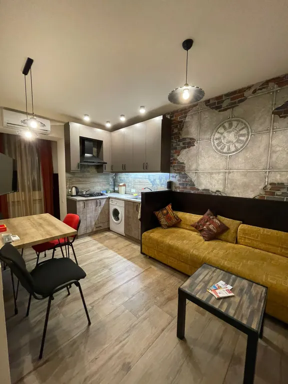 Просторная, светлая квартира с двумя спальнями, малый центр — аренда посуточно в Ереван