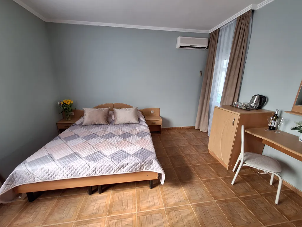 Квартира Квартира СТАНДАРТНЫЙ ТРЕХМЕСТНЫЙ 
НОМЕР С ДВУМЕСТНОЙ КРОВАТЬЮ,  КРЕСЛОМ — Геленджик