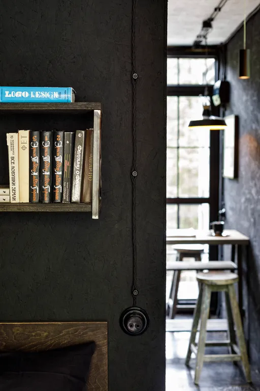 Домик на лесном склоне с видом на горы