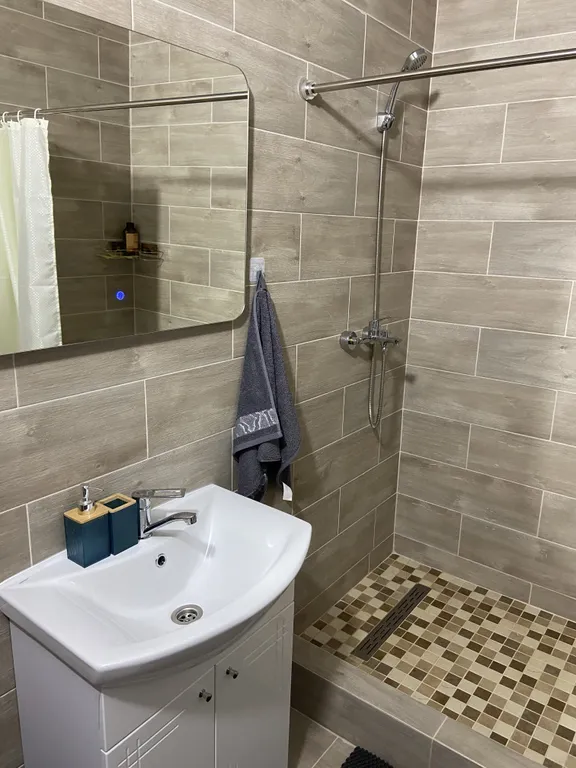 Дом в черте города в сосновом лесу