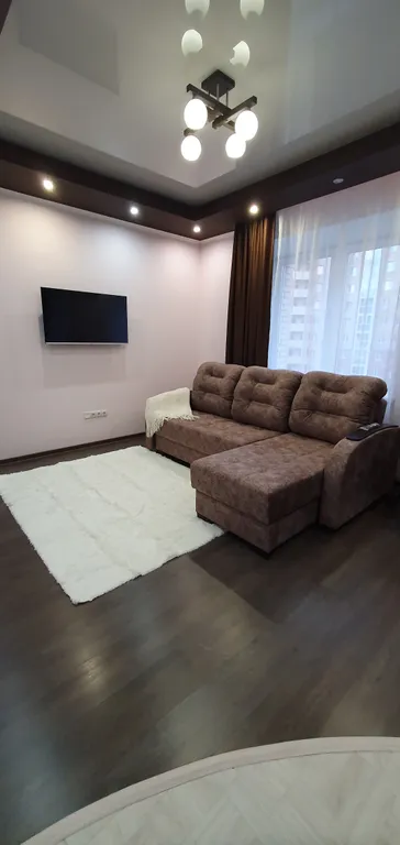 Уютная студия с отдельной спальной зоной, рядом с Иртышом