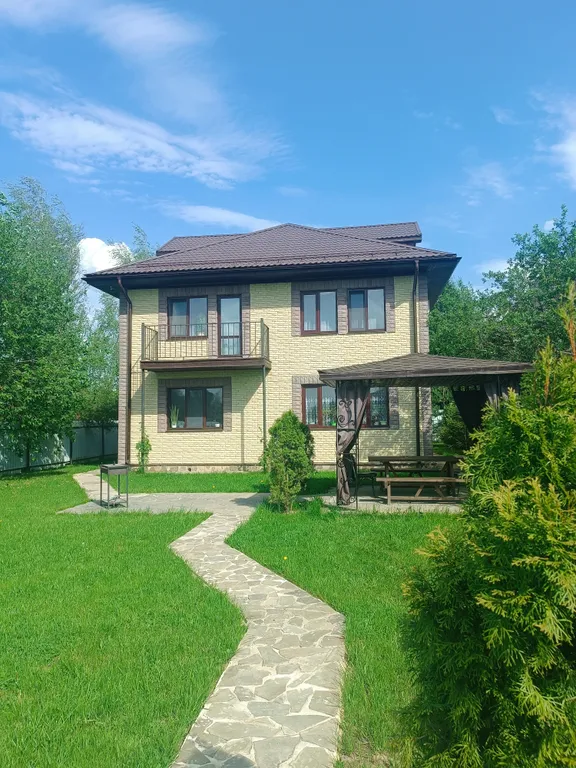 Дом у пруда