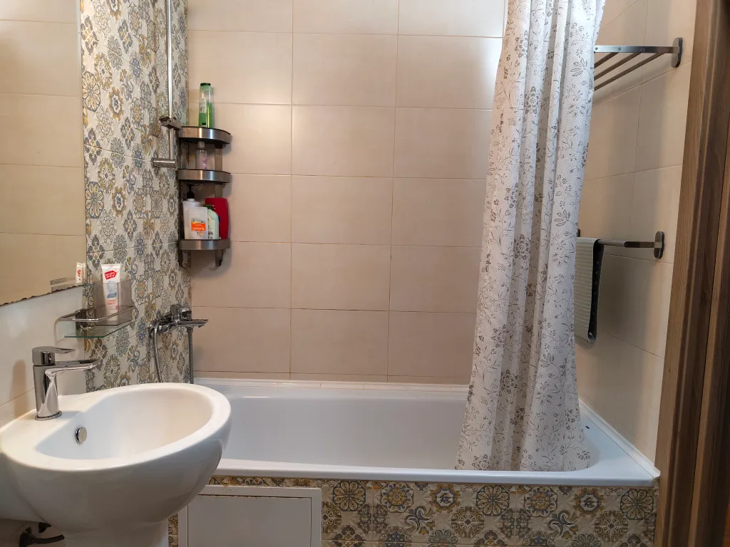 Уютная комната-студия у церкви на холме