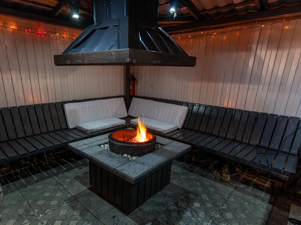 Современный дом с уличной подогреваемой купелью и сауной