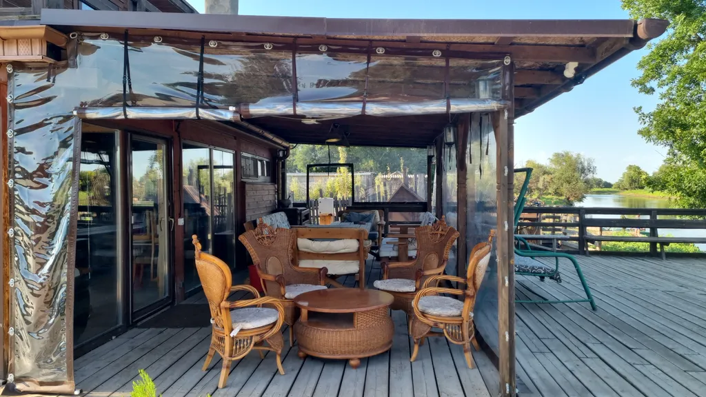 Уютный дом на берегу реки