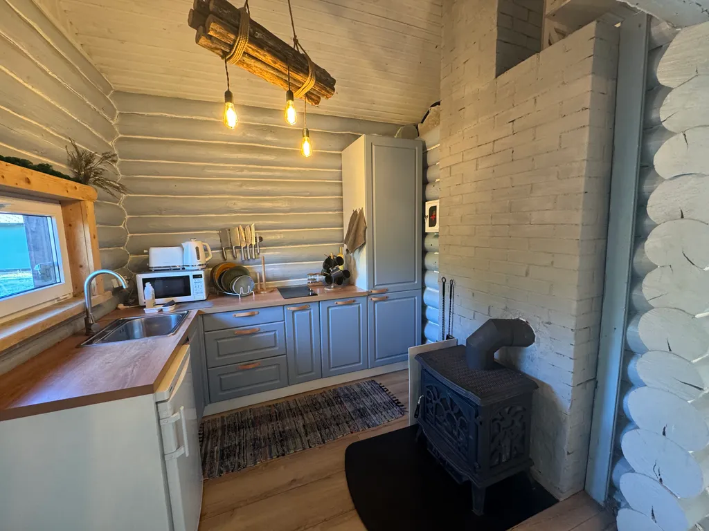 Дом на берегу реки в тихой деревне