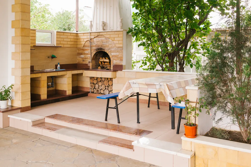 Уютный дом с камином и большим балконом