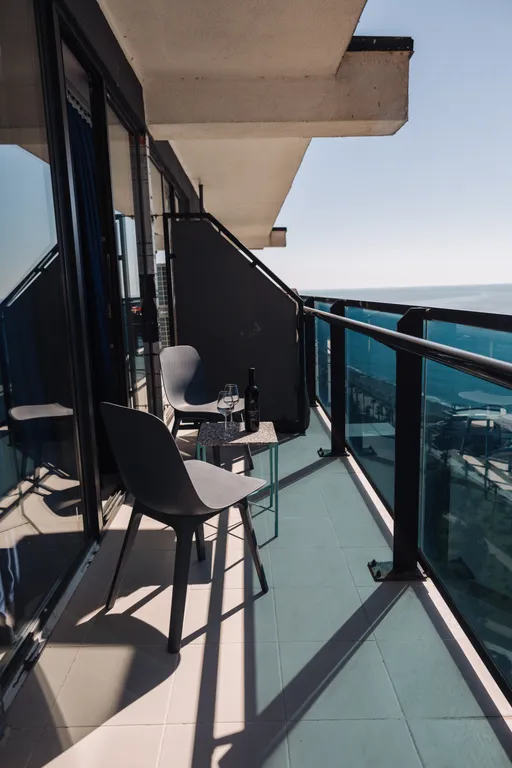 Апартамент с панорамной ванной рядом с морем