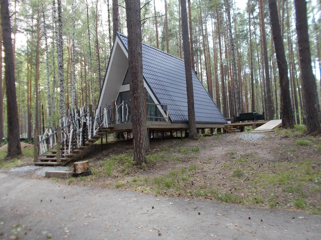 Дом в лесу на берегу озера