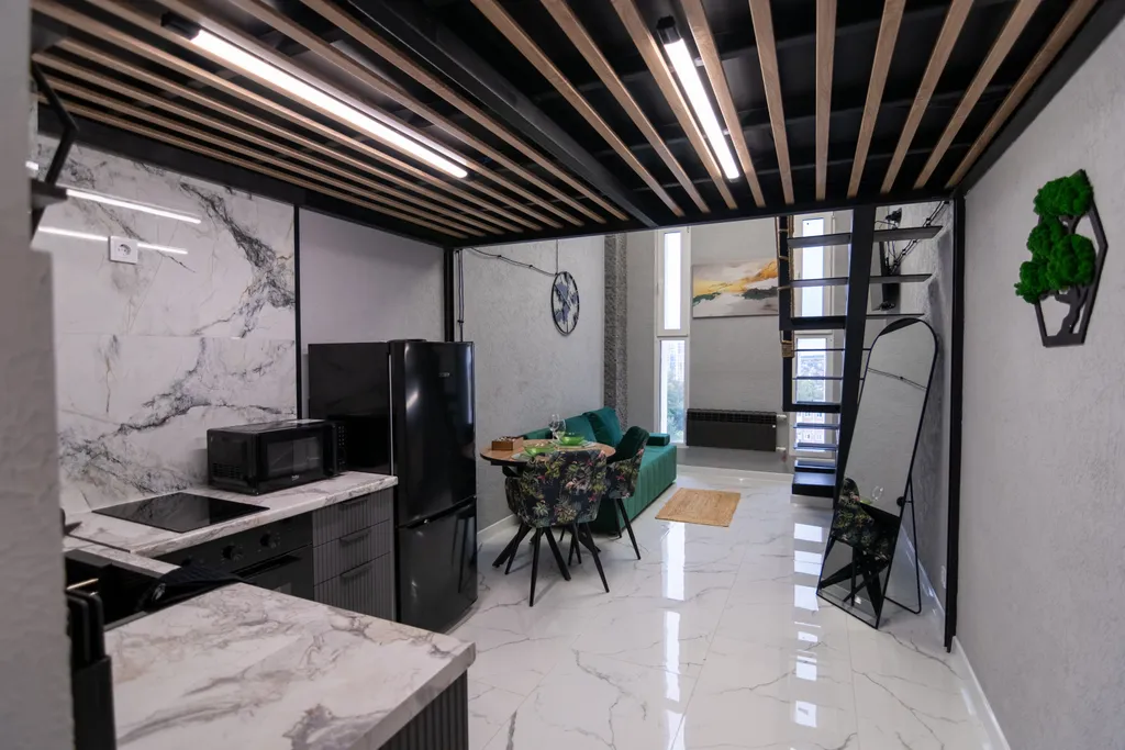 Двухуровневая студия с стильным современным ремонтом