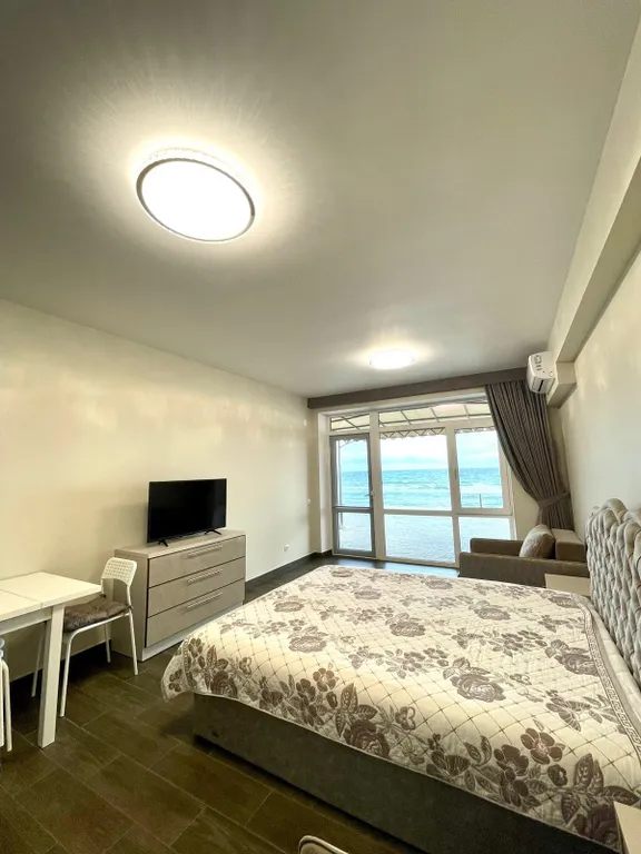 Эллинг на берегу моря