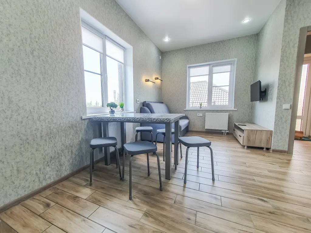 Отдельный дом с благоустроенным двором возле азовского моря