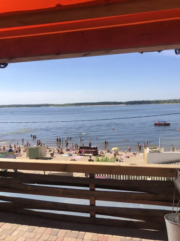 Частный дом на берегу реки Волги