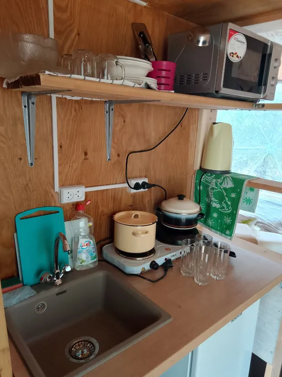 Гео купол в лесу на берегу озера Увильды