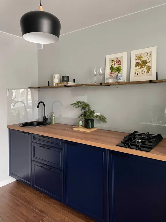 Стильная квартира с синей кухней