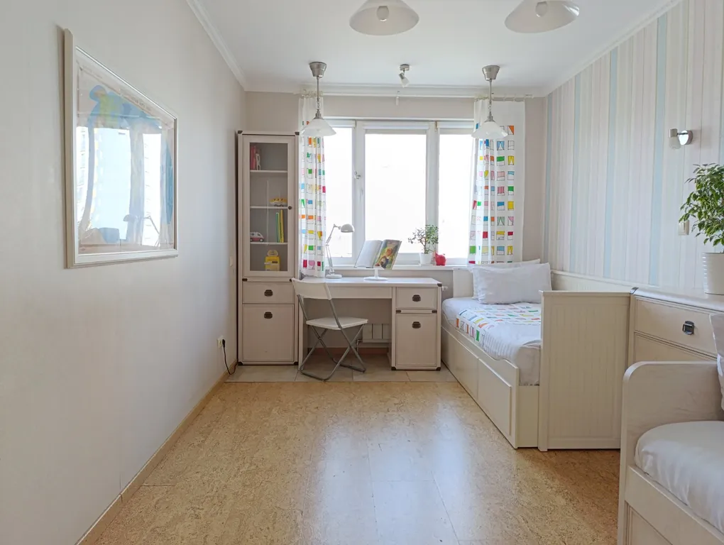 Светлая трёхкомнатная квартира у метро, 4 станции до центра, парковка