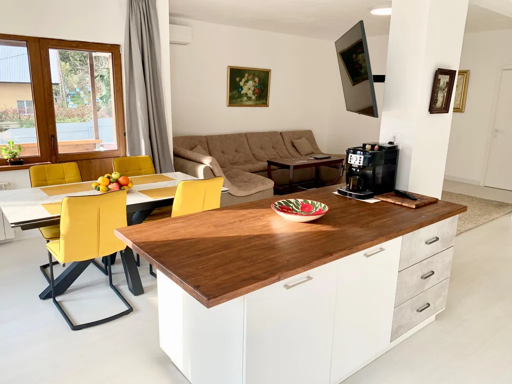 Дом с шикарным видом на горы, с теплым бассейном и баней на дровах