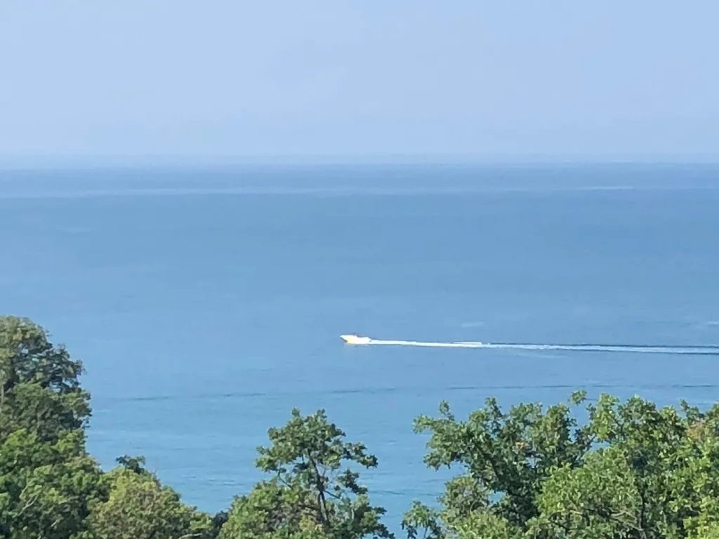 Просторная квартира с видом на море и частным пляжем