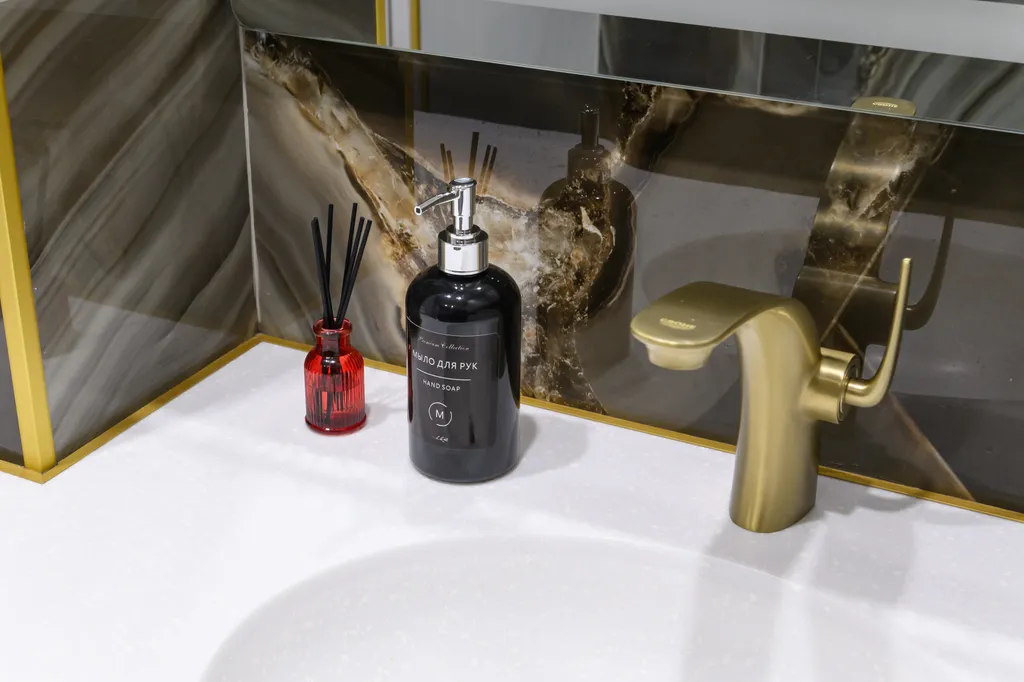 Bишневый aтлac — яркая квартира с биокамином