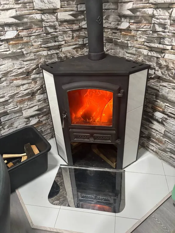 Уютный дом с беседкой на берегу озера