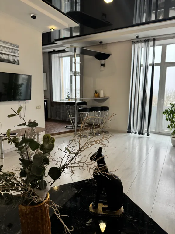 Красивая трёхкомнатная квартира в центре с видом на площадь