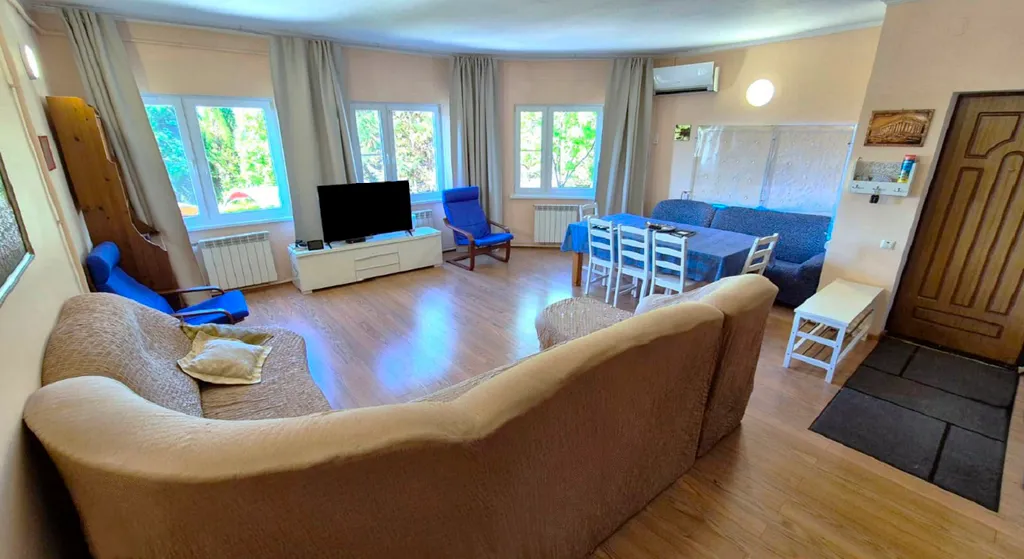 Трёхэтажный таунхаус в живописном месте с большим садом