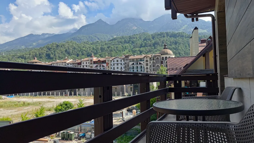 Новый апартамент с балконом и волшебной панорамой гор. Живите в сказке