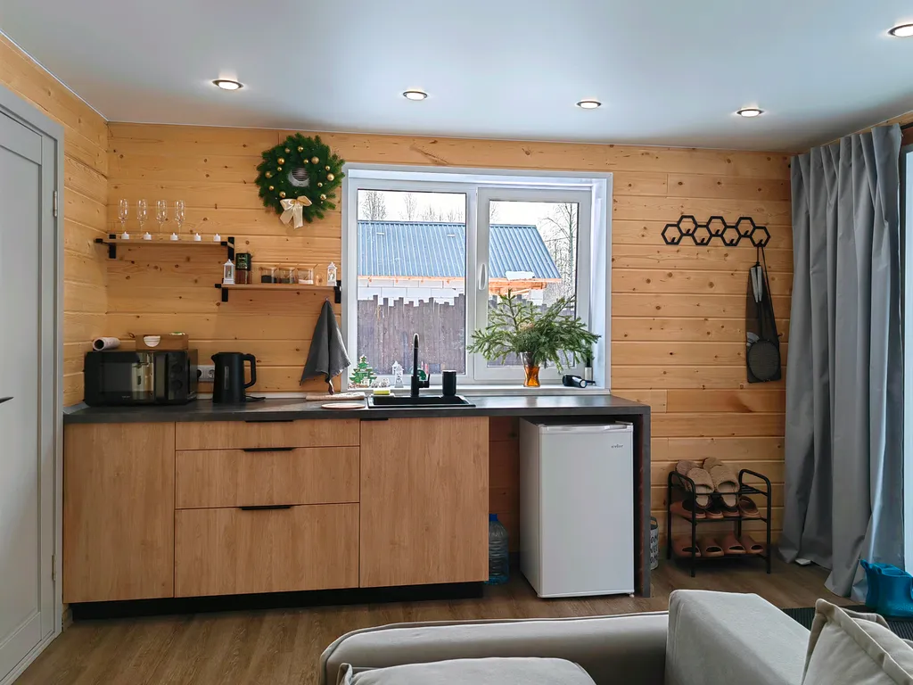 Уединенный домик возле леса