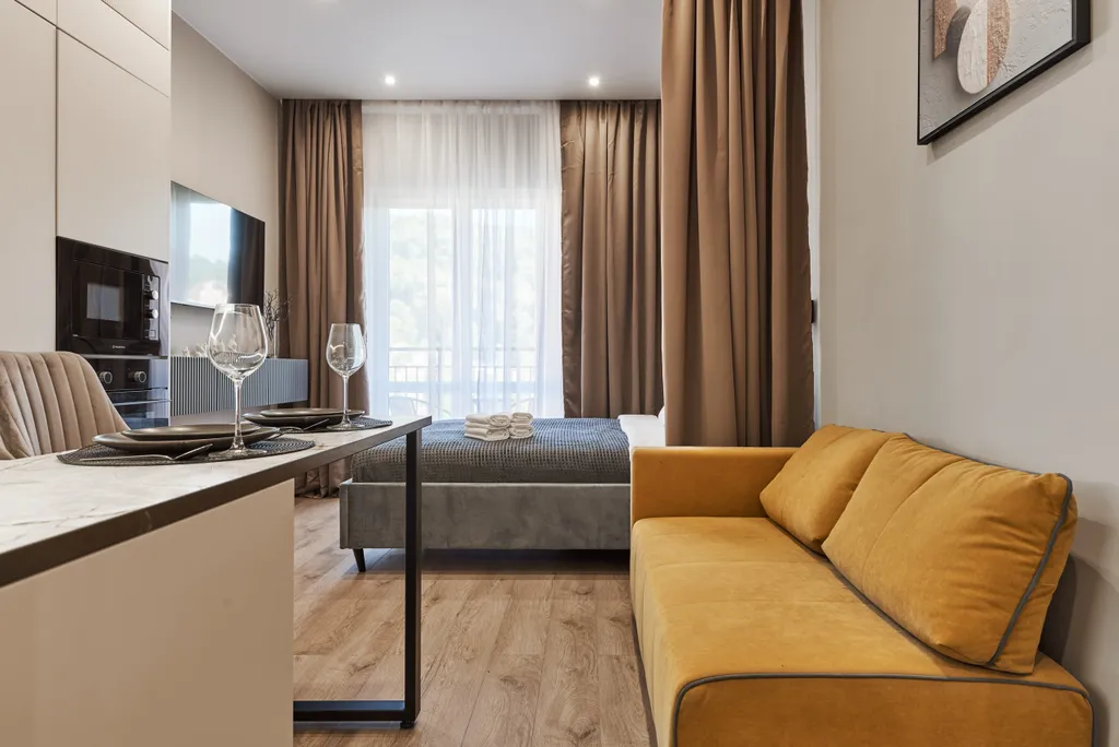 Студия для трех гостей