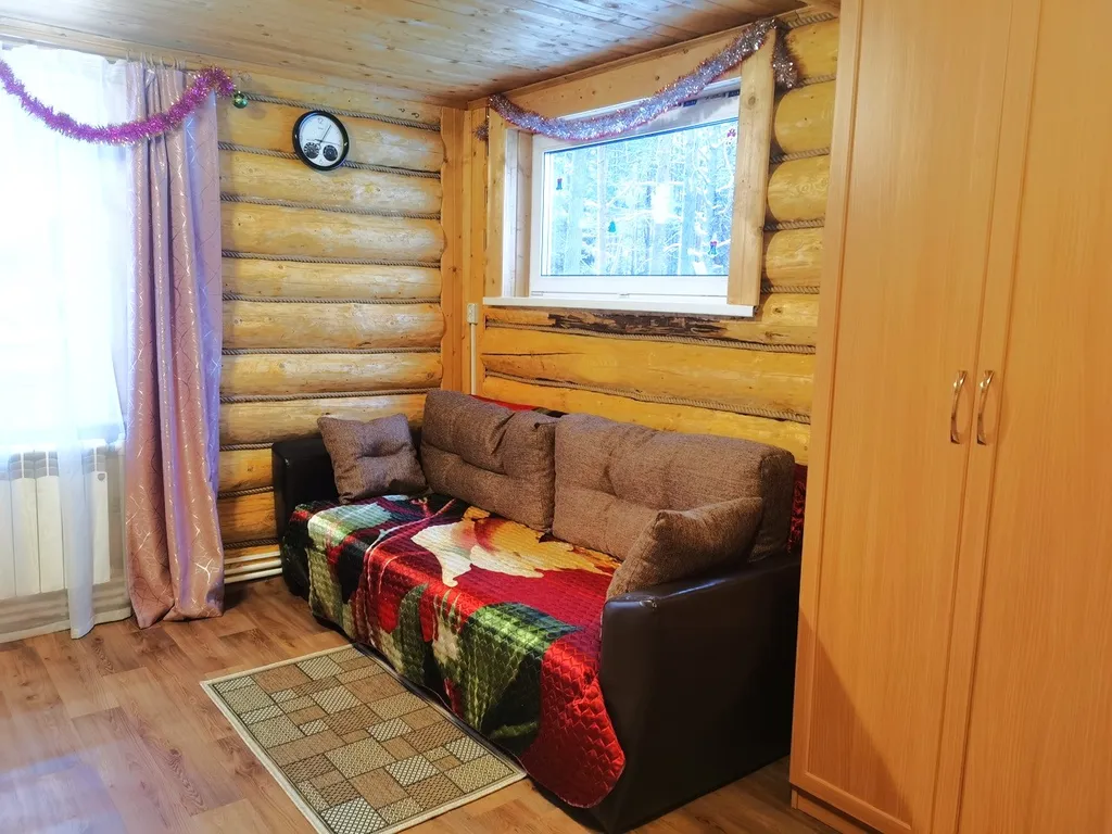 Коттедж Дом у озера с баней, чаном и детской площадкой с батутом. — Ланино