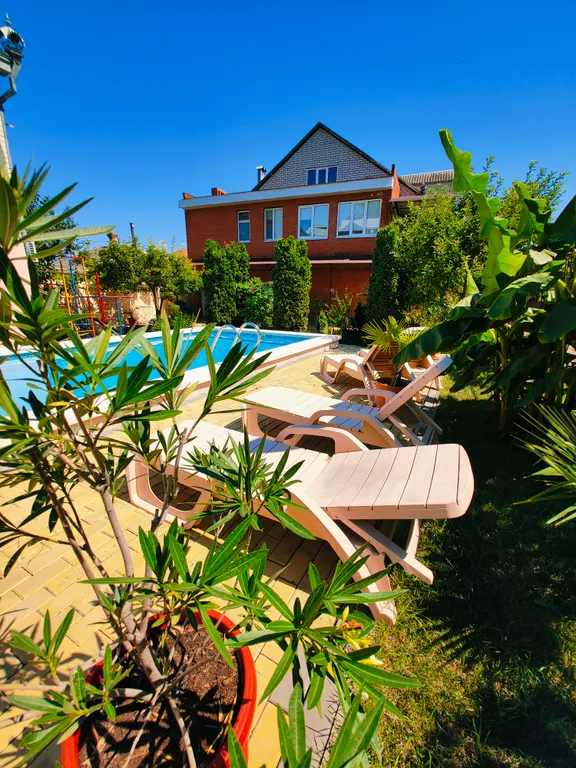 Дом с бассейном