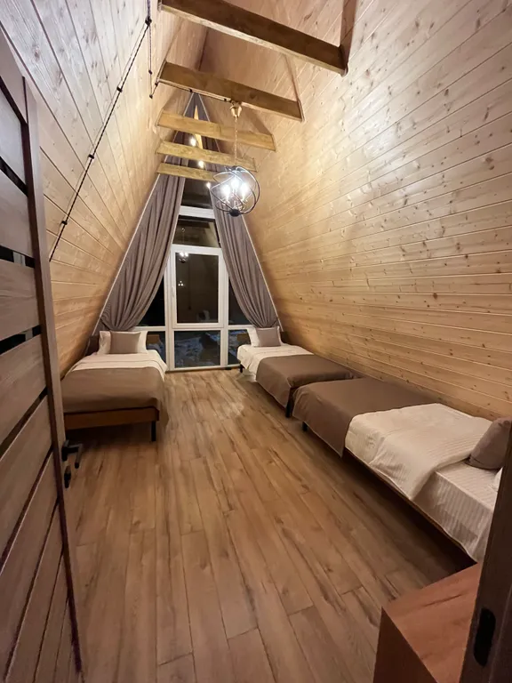 А-фрейм дом с видом на на горы