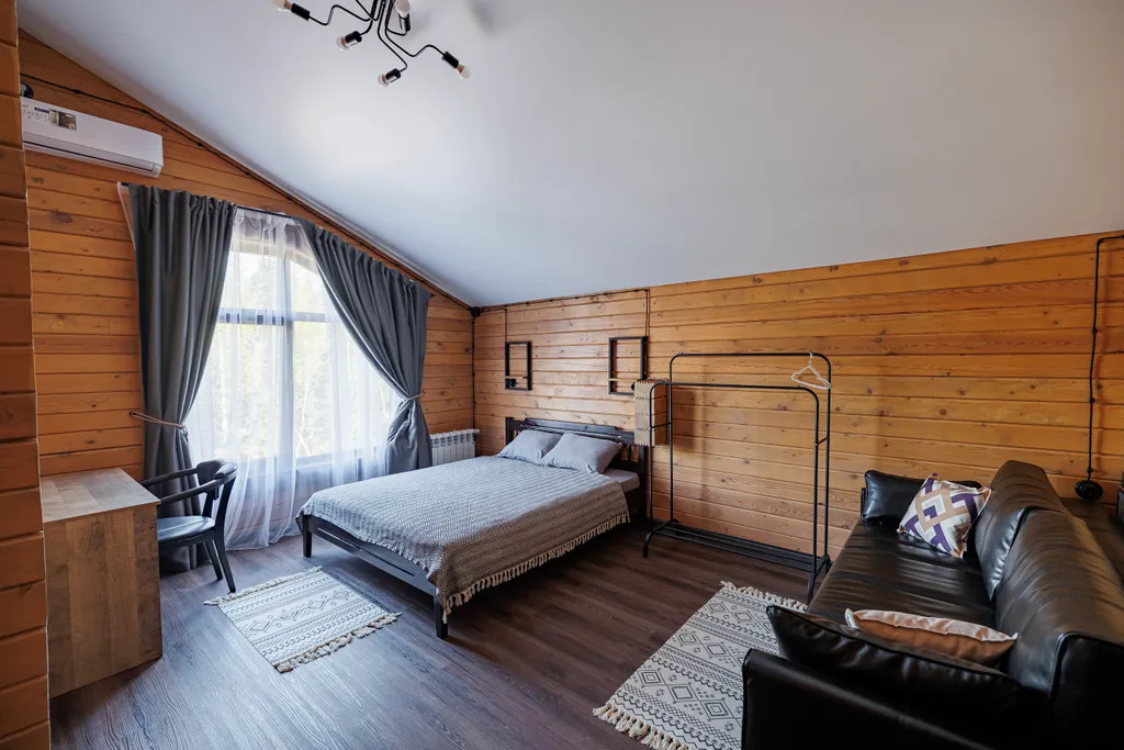 Большой дом в вековом лесу