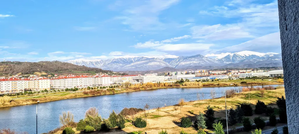 Квартира у моря с видом на озеро и горы