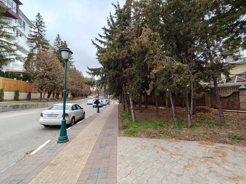 Частный дом с беседкой