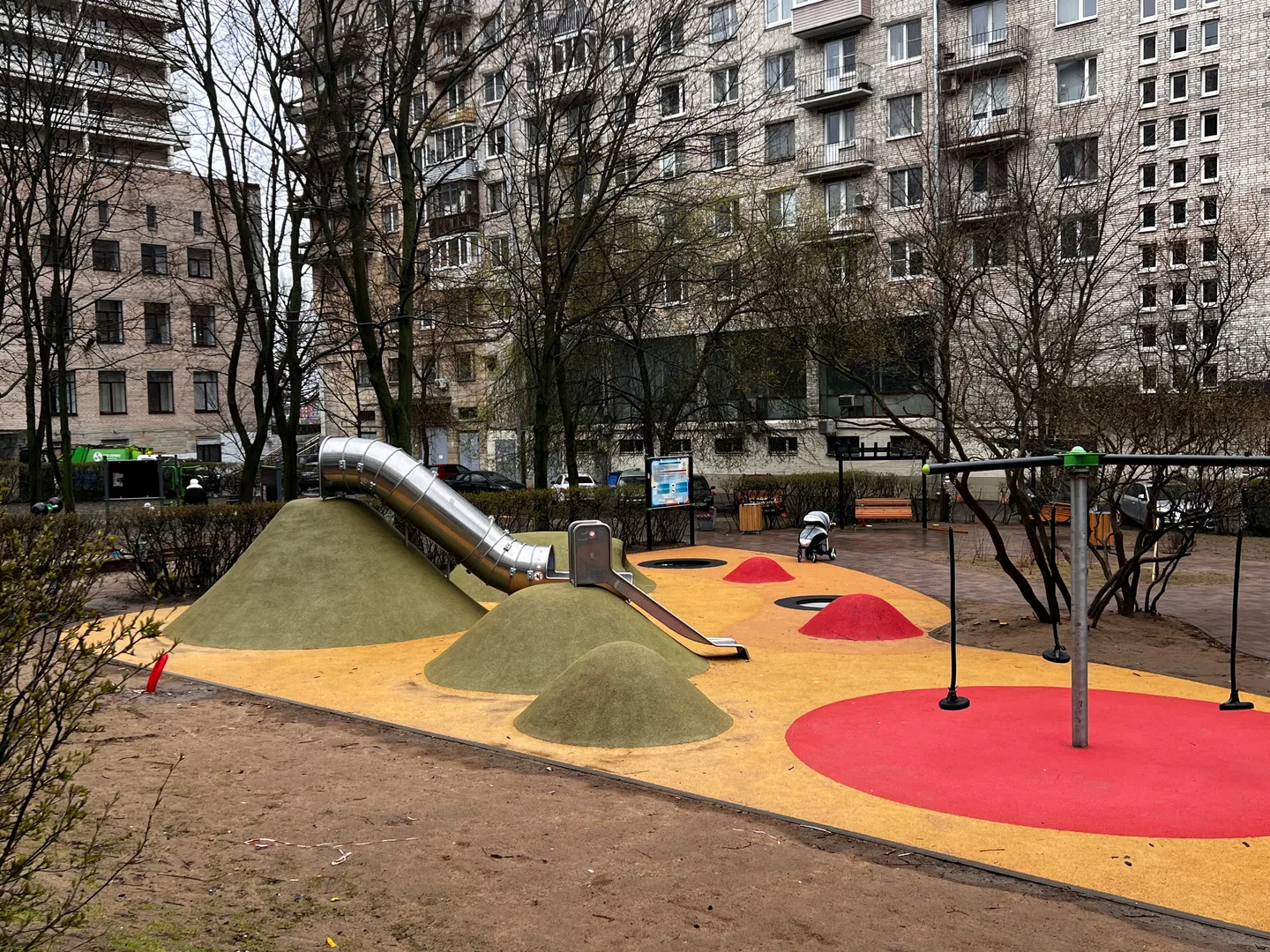 При выходе из парадной детская площадка во дворе