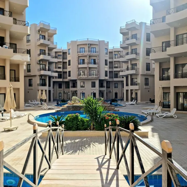 Большая студия у бассейна