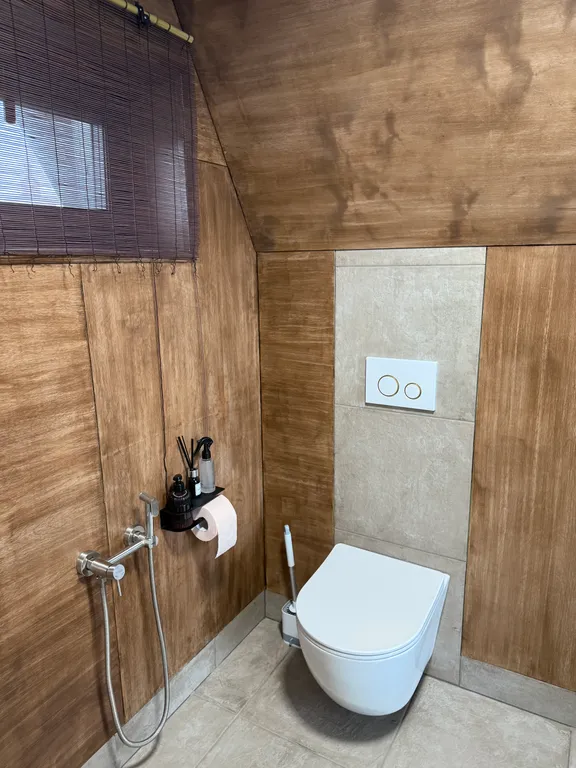 Дом-типи на берегу озера Валдайское