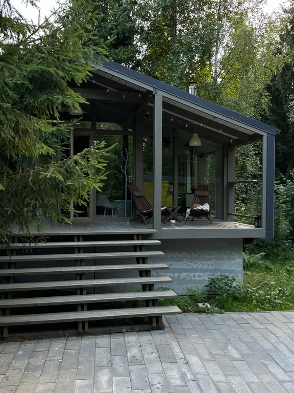 Уютный домик в ёлках