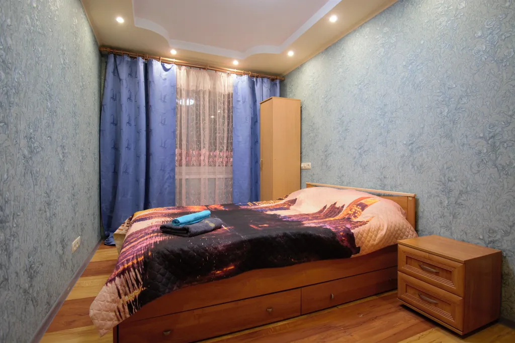 Двухкомнатная квартира с раздельными комнатами балконом и лифтом — аренда посуточно в Мурманск